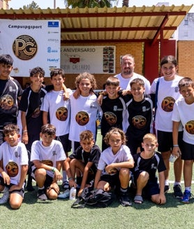 Imagen secundaria 2 - El excapitán del Recreativo Pablo Gallardo reúne a 80 niños en su campus