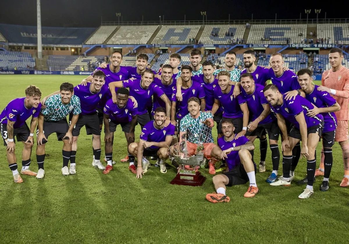 La plantilla del Córdoba celebra la consecución del Trofeo Colombino en 2024