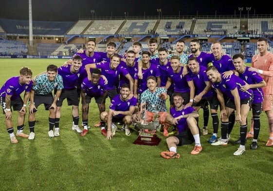 La plantilla del Córdoba celebra la consecución del Trofeo Colombino en 2024