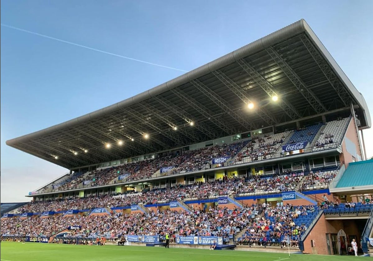 Tribuna del estadio Nuevo Colombino con bastantes aficionados en las gradas