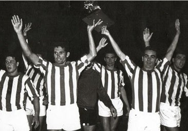 Pepe Ruiz Mesa, segundo por la izquierda en 1965, tras ganar el primer Trofeo Colombino