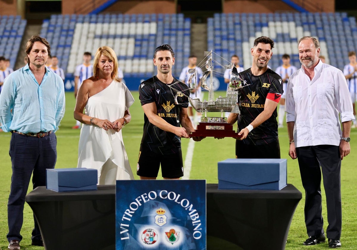 Los capitanes del Zamora recoge la carabela de plata del Trofeo Colombino