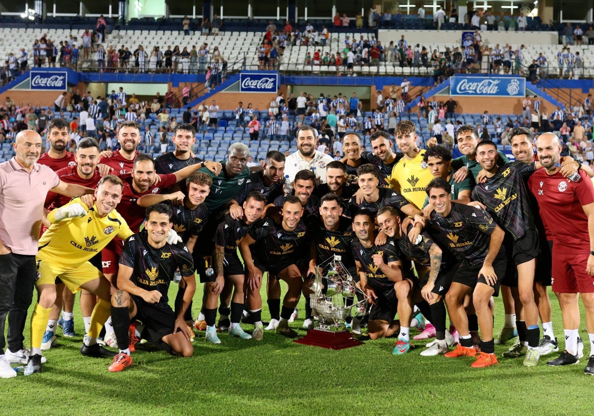 Los jugadores del Zamora CF posan con la carabela de plata