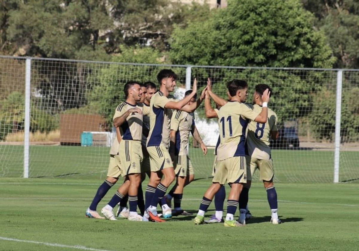 Los jugadores del Decano celebran uno de los tres goles ante el Marbella