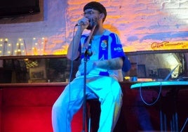 Yosoyverso conquista Madrid con sus canciones y los colores del Recreativo: «Quería que todos supieran de dónde vengo»