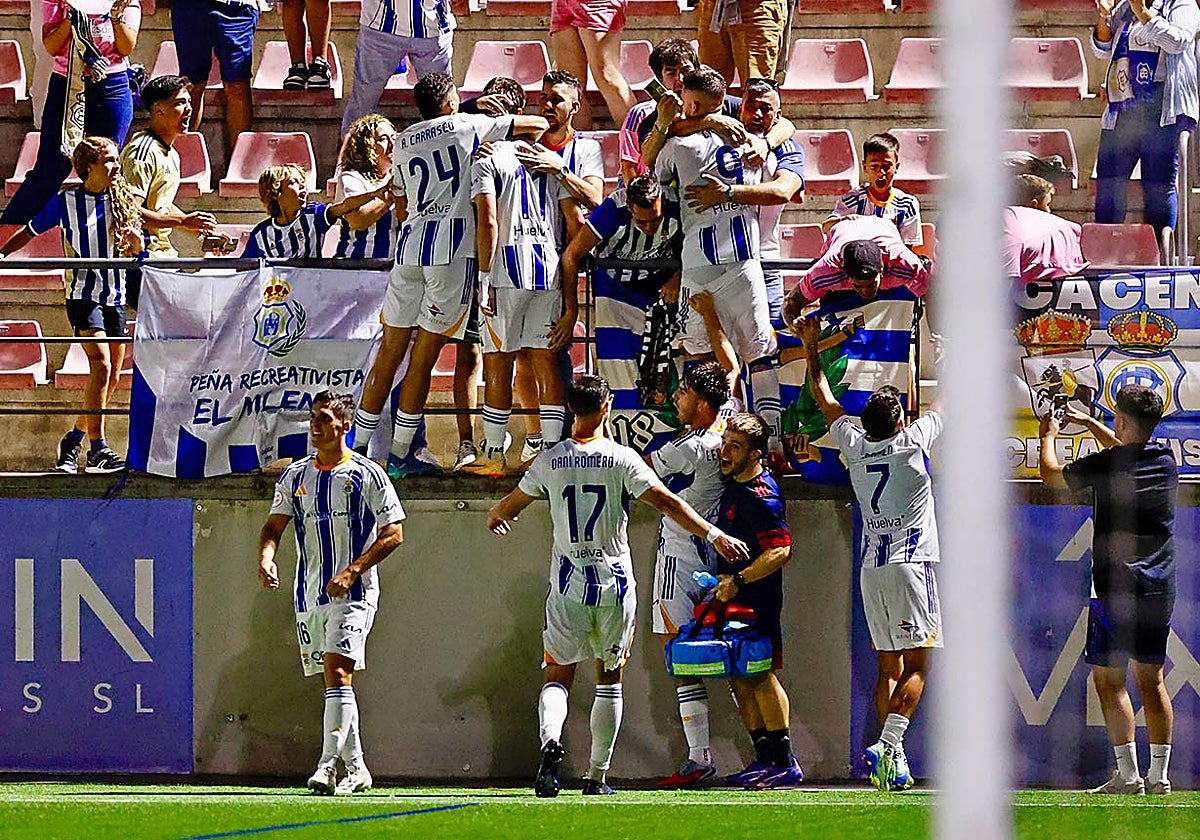 El equipo celebra el gol de Caye con los aficionados desplazados a Estepona