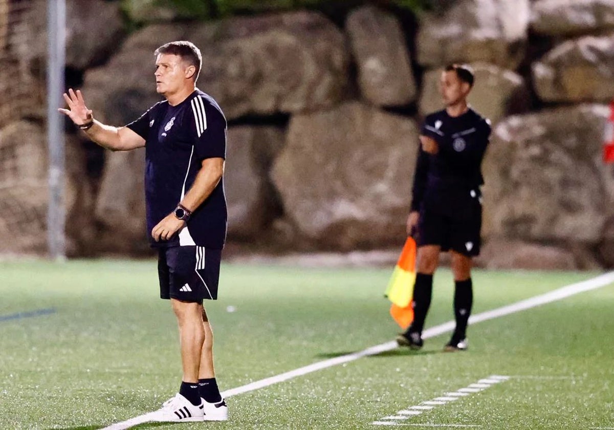 Pedro Morilla, técnico del Recreativo, en la banda ante el Estepona