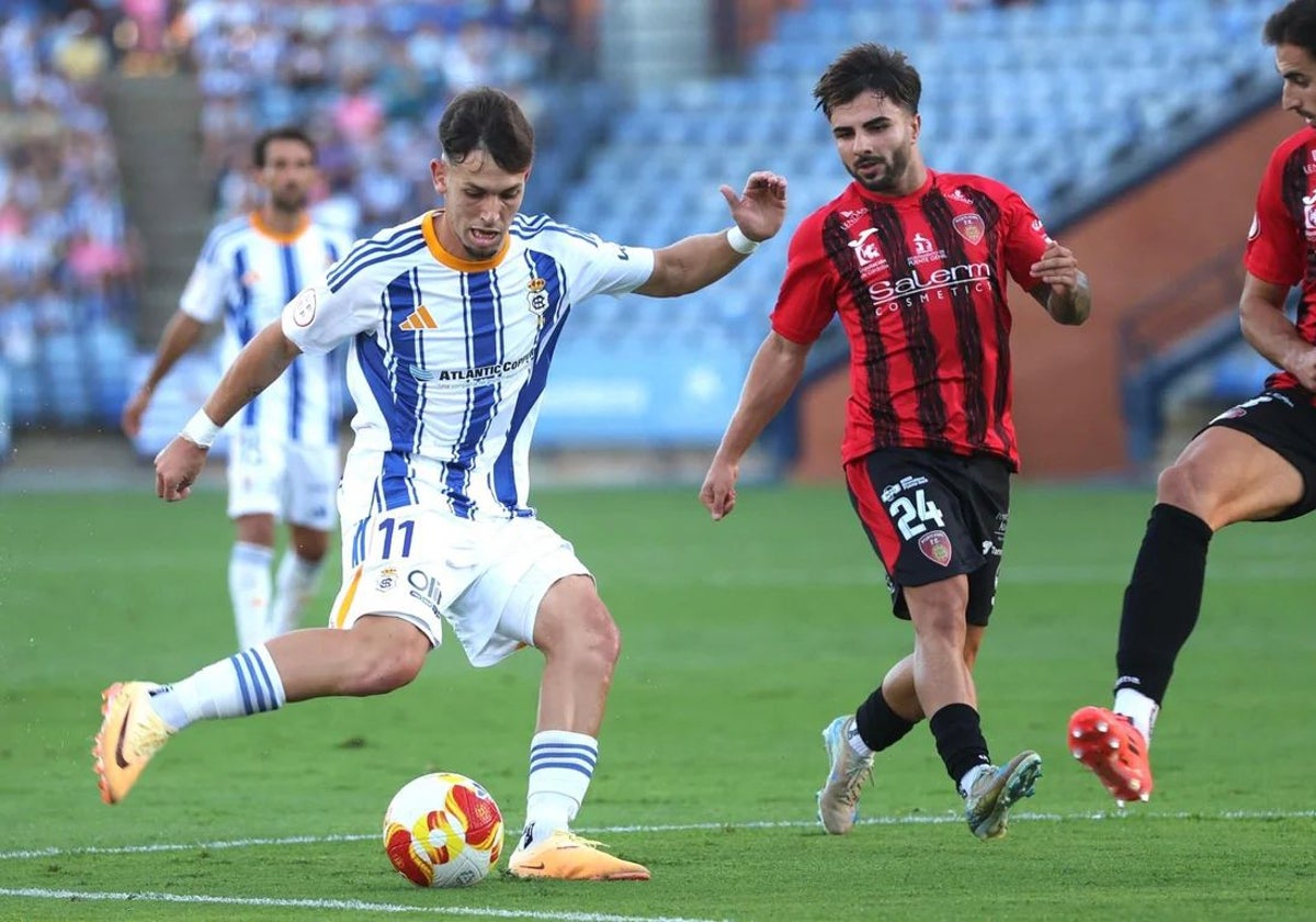 Antonio Arcos golpeando el balón durante el Recreativo-Puente Genil en el Nuevo Colombino