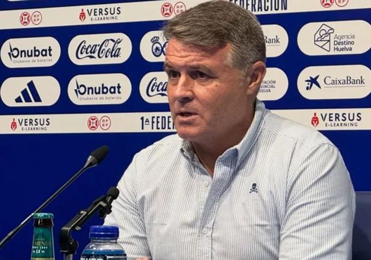 Pedro Morilla, entrenador del Recreativo, en la sala de prensa del Nuevo Colombino