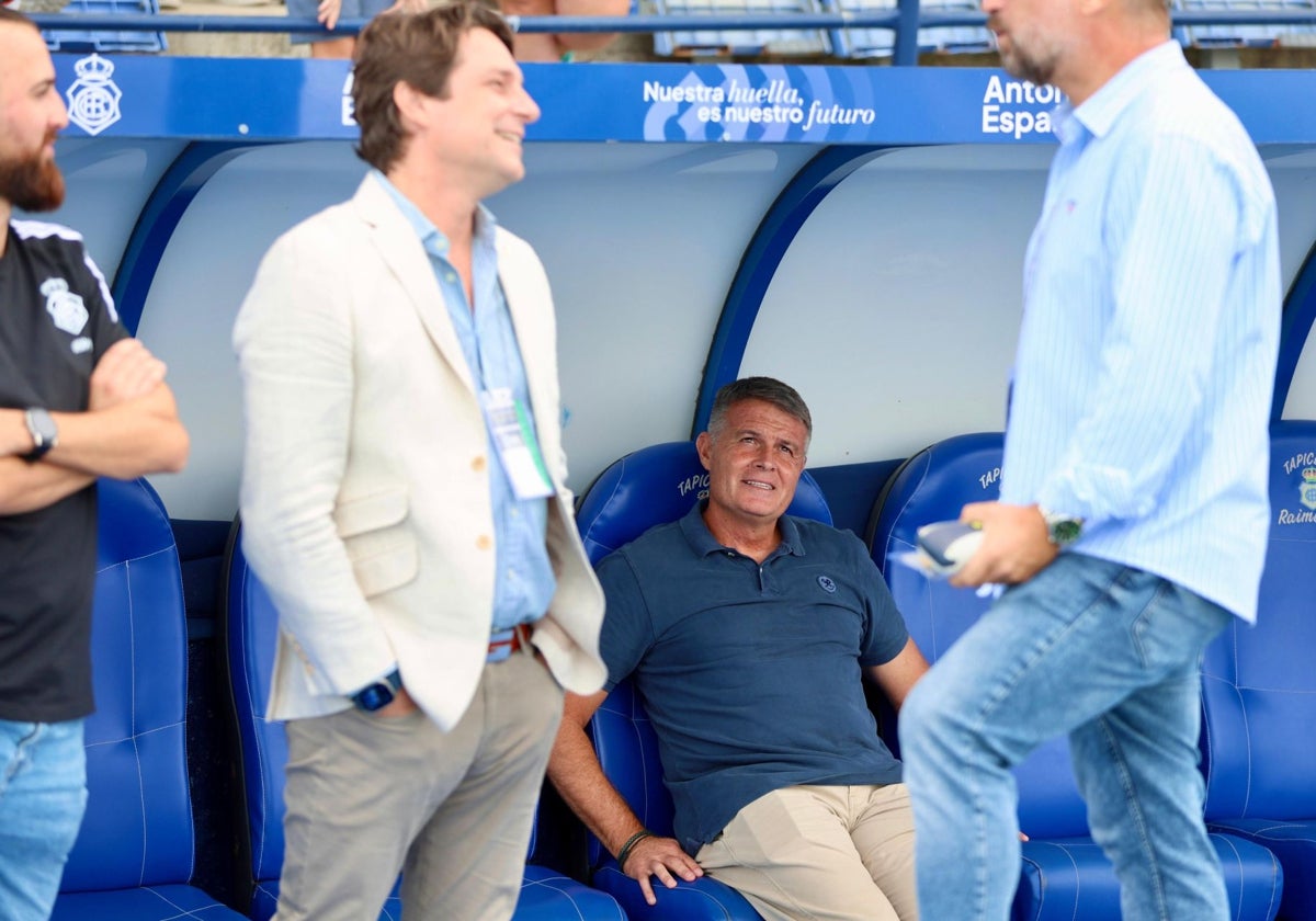 Pedro Morilla relajado antes del inicio del Recreativo-Linares en presencia de Adrián Fernández