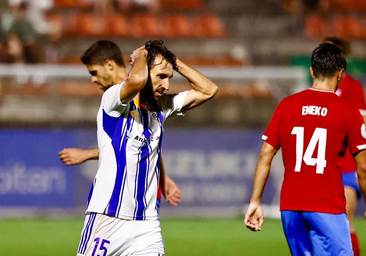 Álex Bernal sufrió un golpe en el choque ante el Linares y es seria duda para poder recibir al Lorca Deportiva