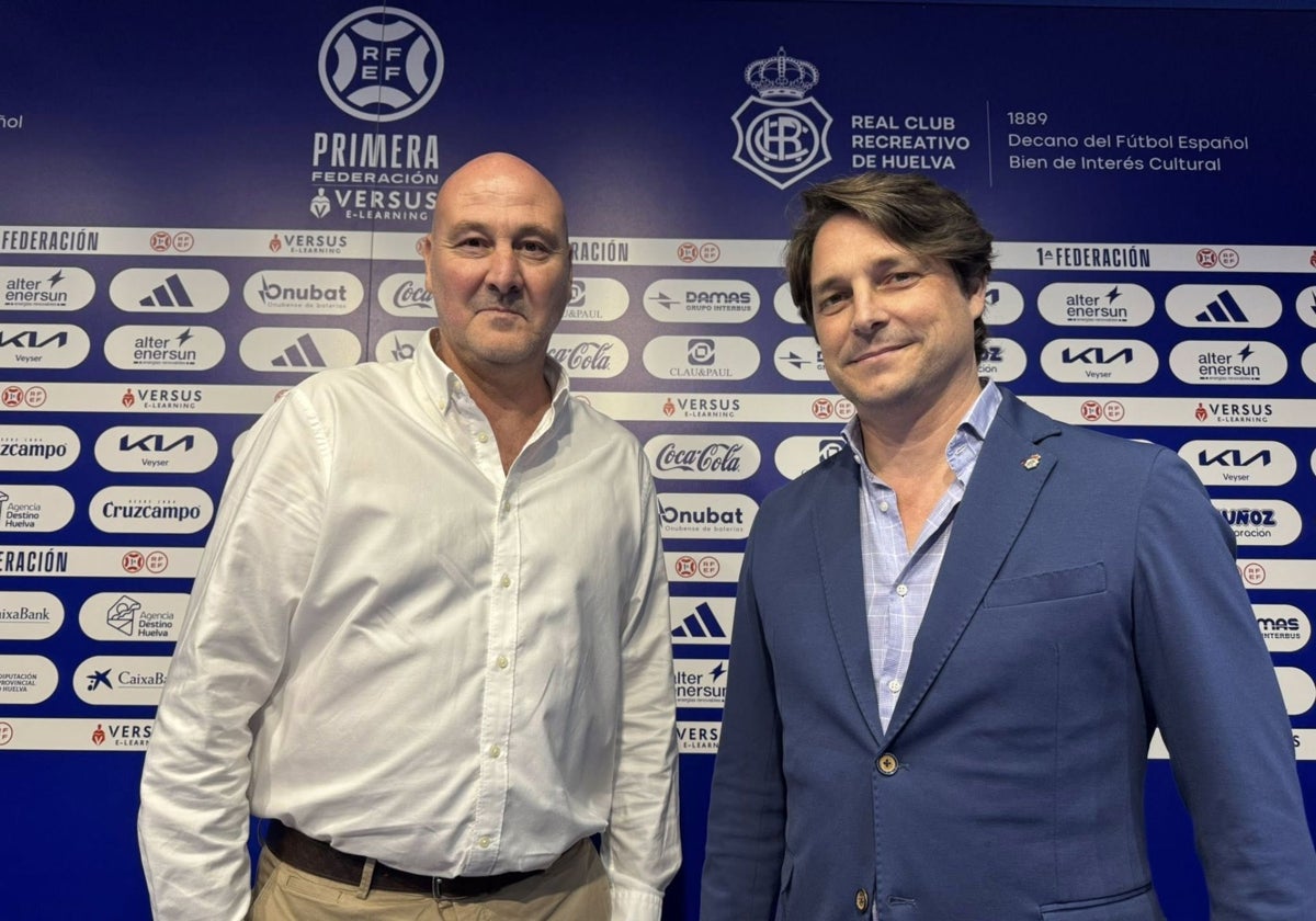 Roberto Ríos en la sala de prensa del Nuevo Colombino junto a Adrián Fernández