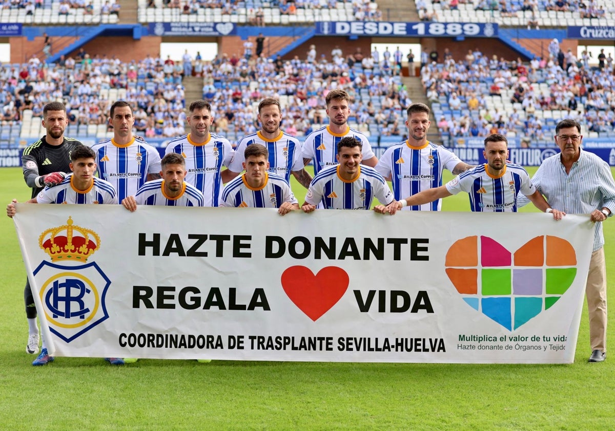 Alberto López, a la derecha en el once inicial