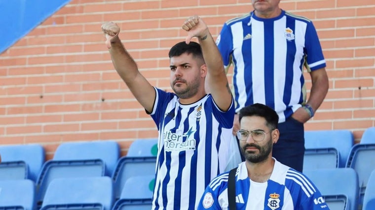Aficionados del Decano descontentos en la grada con la imagen del equipo en la derrota del domingo con el Xerez