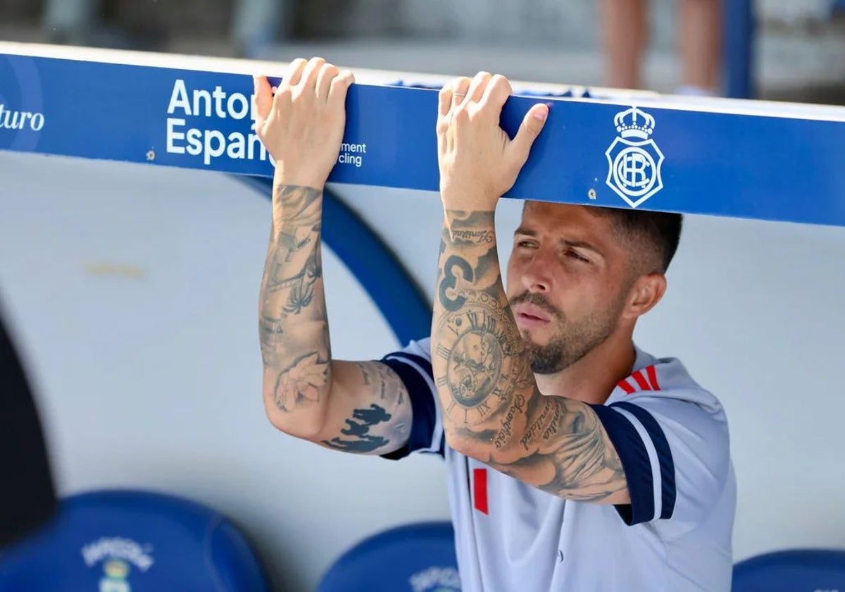 Antonio Domínguez con gesto serio en el banquillo el domingo durante el Recreativo-Xerez CD
