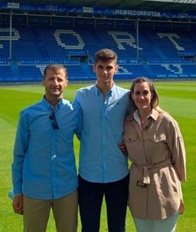 Imagen secundaria 2 - David Gil en un entrenamiento con la plantilla albiazul y en las fotografías de abajo cuando fichó por el Sevilla y el Alavés