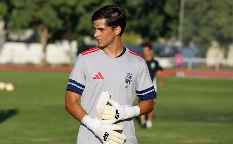 Imagen principal - David Gil en un entrenamiento con la plantilla albiazul y en las fotografías de abajo cuando fichó por el Sevilla y el Alavés
