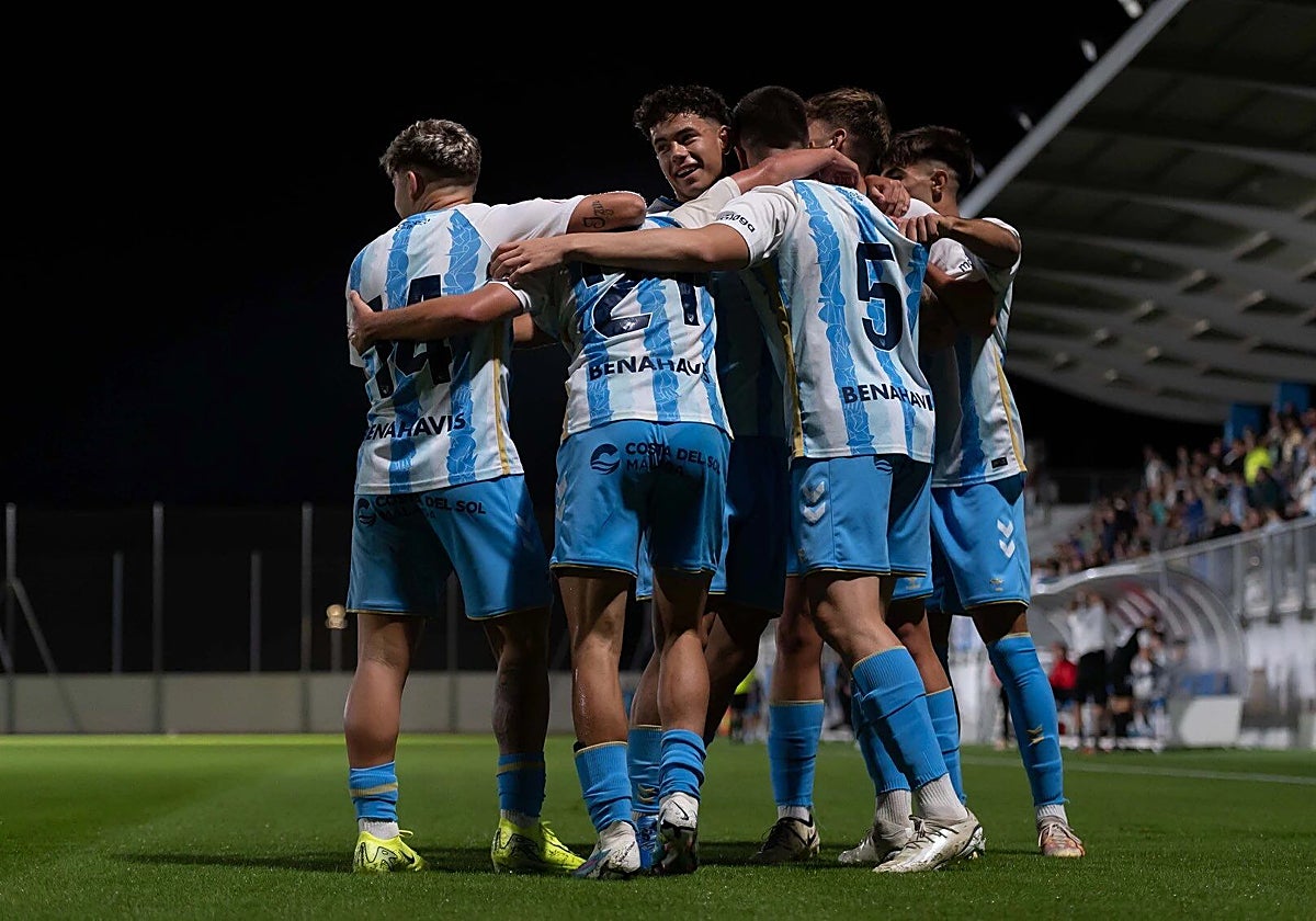 Los jugadores del Atlético Malagueño celebrando uno de los seis tantos que han marcado