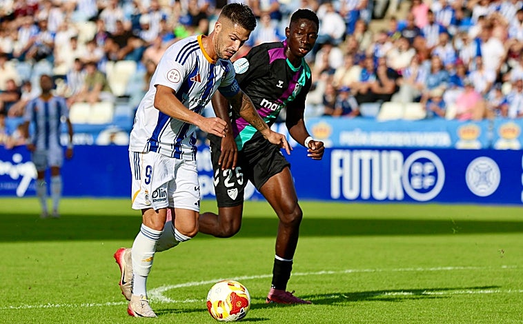 Imagen principal - Crónica del Recreativo- Atlético Malagueño: Morilla ve la botella medio llena; la afición medio vacía (1-0)