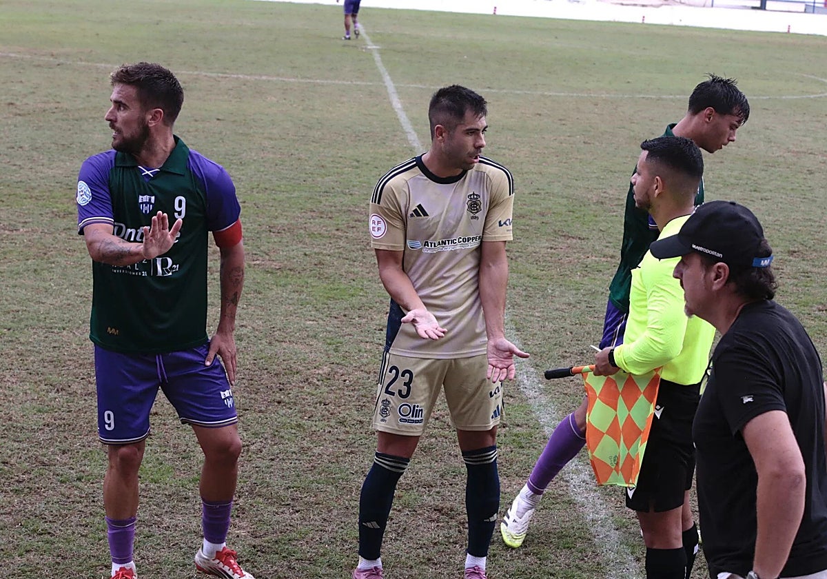 Francis Ferrón junto a Roni en el  encuentro entre La Unión Atlético y el Recreativo en Totana