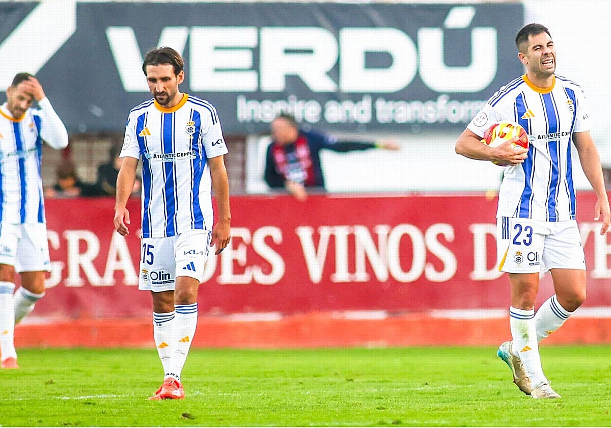 Javi Castellano, Álex Bernal y Roni cabizbajos tras el gol que le costó la derrota al Recre en Yecla
