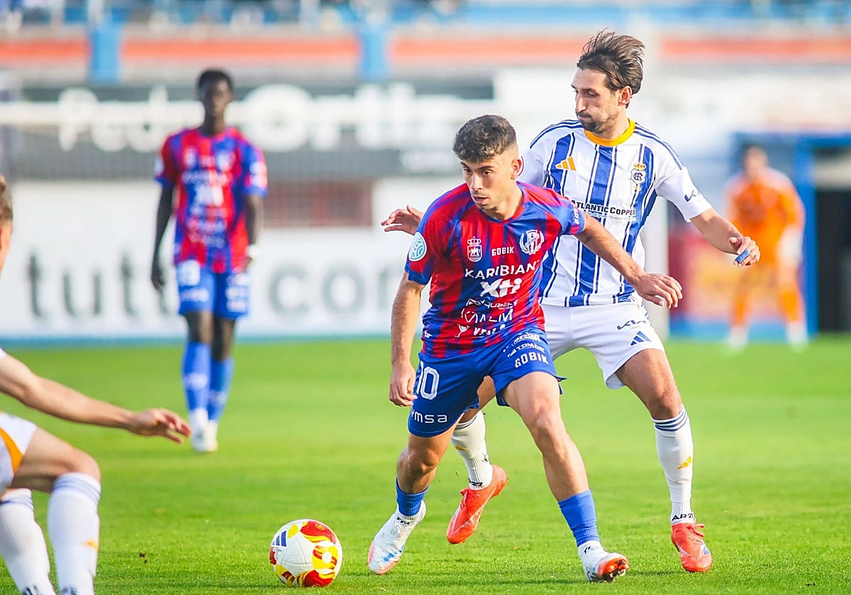Álex Bernal durante la derrota que cosechó el Recreativo en su visita liguera al Yeclano