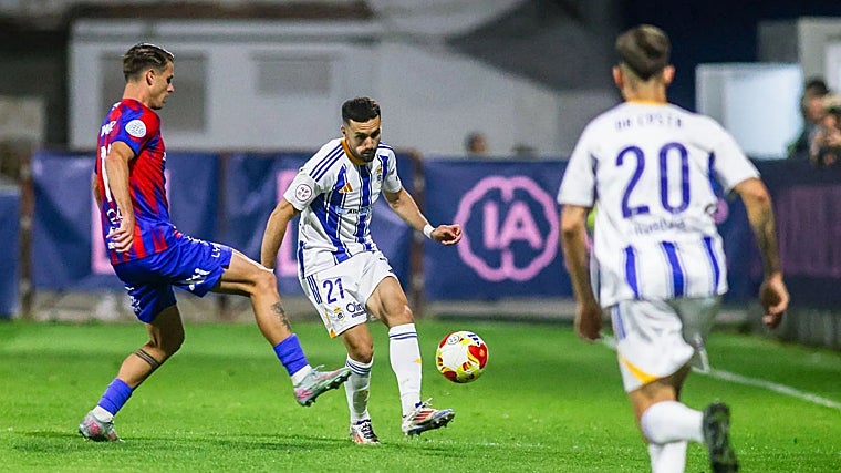 Alberto López, lateral zurdo albiazul, golpeando el balón en el choque disputado en el estadio de La Constitución