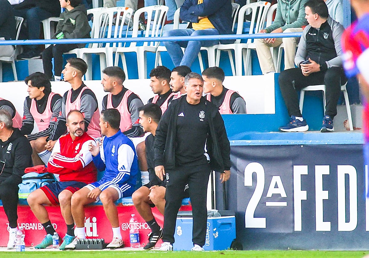 Pedro Morilla dando instrucciones desde la banda durante el Yeclano-Recreativo