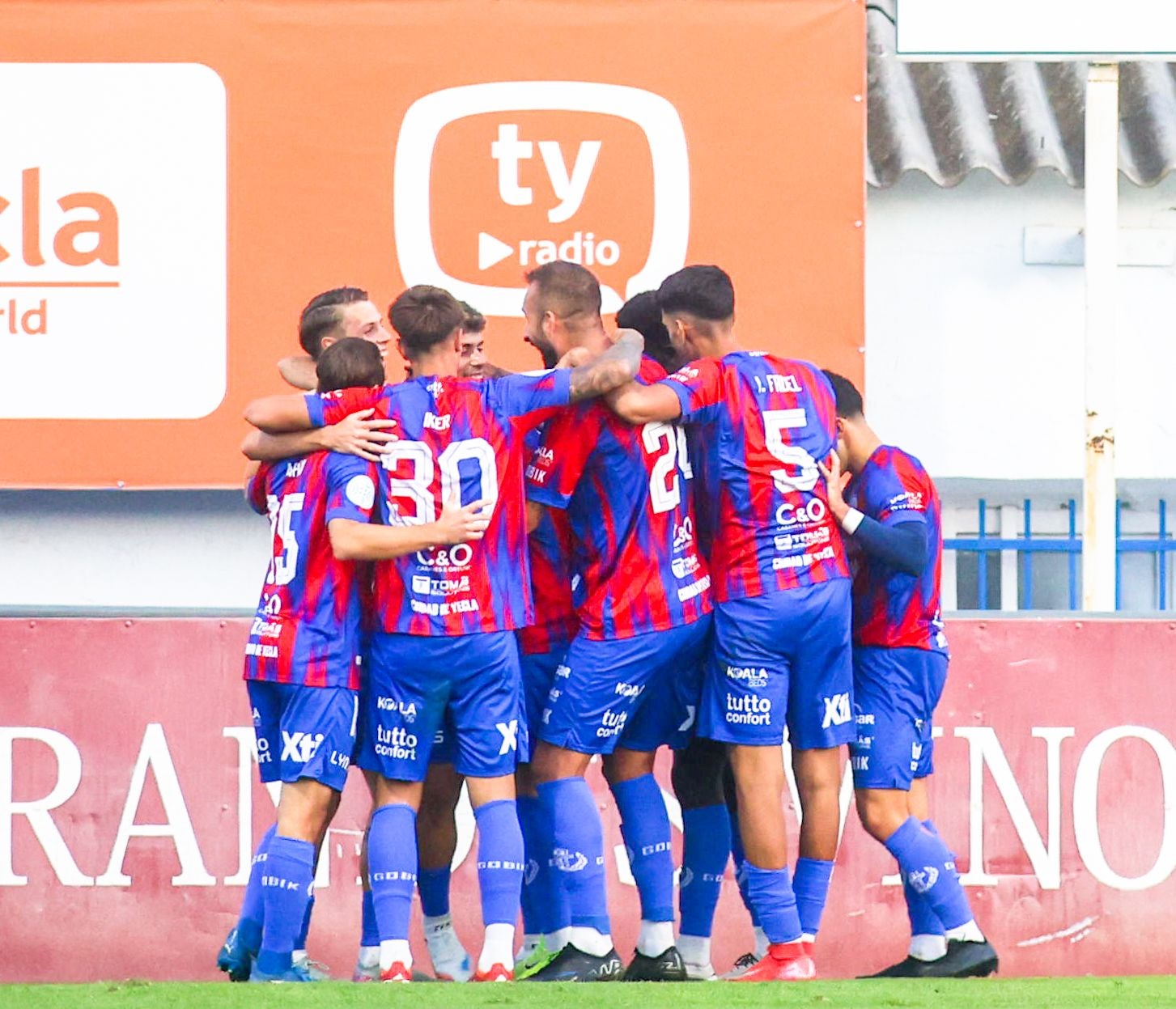 Las imágenes de la derrota del Recreativo ante el Yeclano en La Constitución