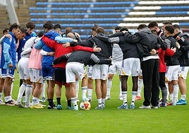 Los jugadores del Recre sobre el césped del Colombino