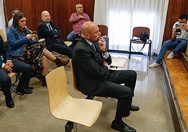 Pablo Comas sentado en el banquillo de la Audiencia Provincial de Huelva cuando acudió a declarar