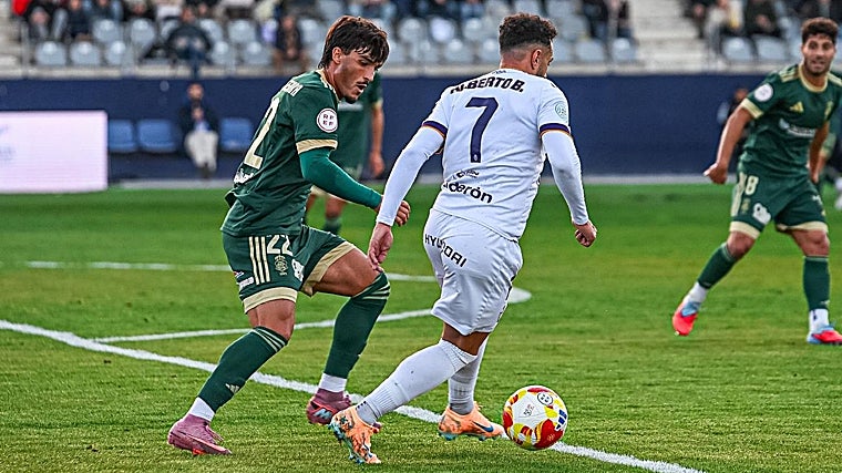 El lateral albiazul Néstor Senra presionando a Alberto Bernardo