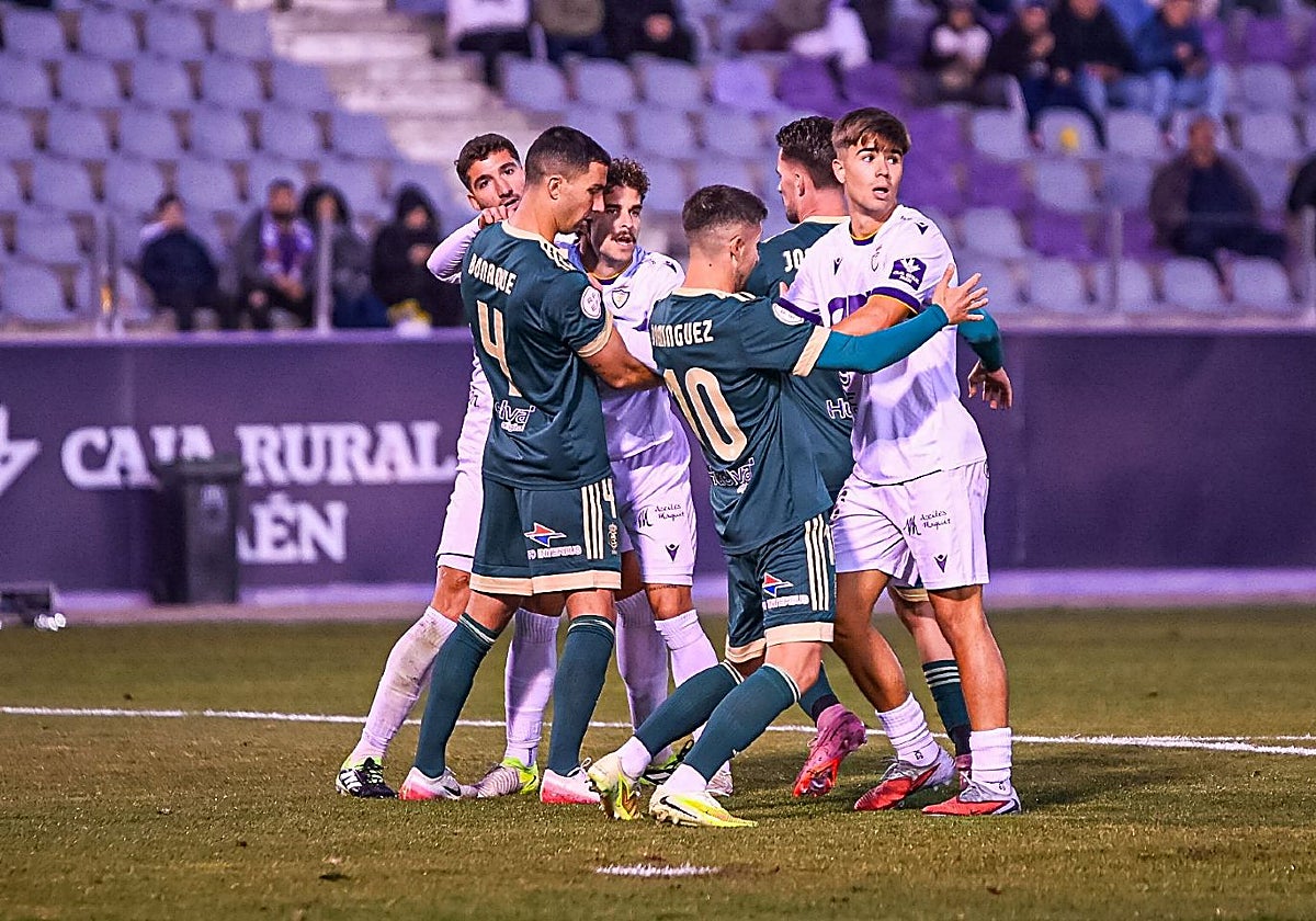 Antonio Domínguez junto a Bonaque en una acción de estrategia del Jaén-Recreativo en La Victoria