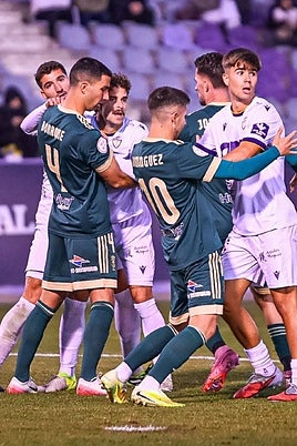 Antonio Domínguez junto a Bonaque en una acción de estrategia del Jaén-Recreativo en La Victoria