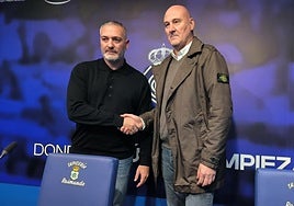Arzu con Roberto Ríos, director deportivo albiazul, en su presentación como técnico del Recreativo