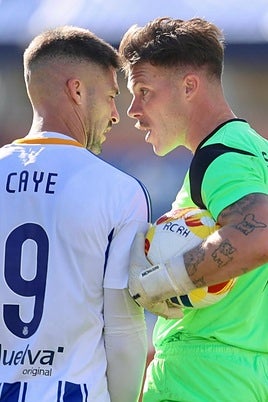 Caye Quintana, frente con frente, con el portero Salcedo