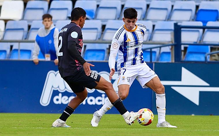 Imagen principal - Crónica Recreativo - Águilas: Arzu tiene trabajo por hacer (0-0)