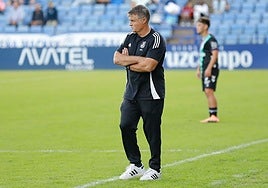 Pedro Morilla en la banda del Nuevo Colombino durante un encuentro liguero