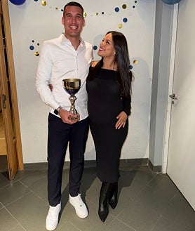 Imagen secundaria 2 - El onubense divirtiéndose en Islandia junto a su pareja, que también le acompañó cuando recogió el trofeo a mejor jugador del año
