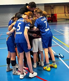 Imagen secundaria 2 - Zambrano en un partido liguero con el Dalvik Reynir y abajo en la nieve con un amigo y ejerciendo de educador con varios niños
