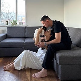 Alejandro Zambrano en su casa de Islandia junto a su pareja y la pequeña hija que han tenido recientemente