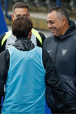 Germán Crespo, técnico del UCAM Murcia, dialogando con Alejandro Viedma y Álex Bernal