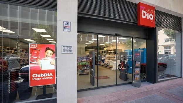 Fachada de un supermercado DIA