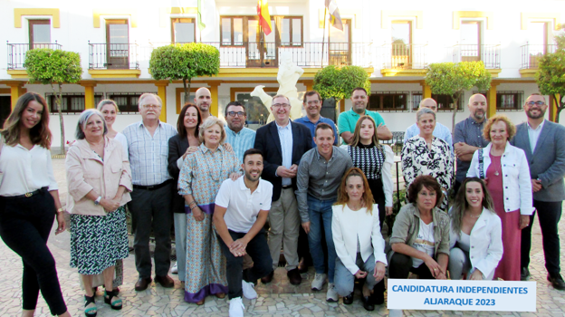 Barragán, con los componentes de su lista, 'Independientes Aljaraque'
