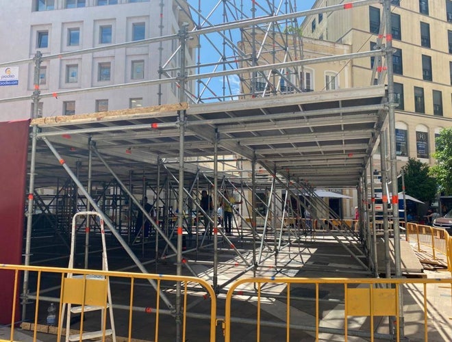 Megaestructura levantada esta mañana de lunes en La Placeta, donde el sábado tendrá lugar la Coronación de María Santísima de la Amargura