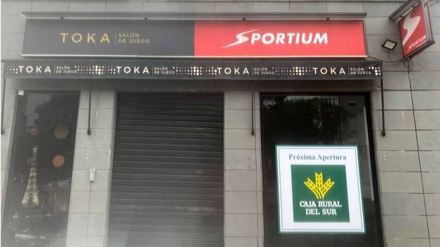 Un cartel anuncia la nueva apertura