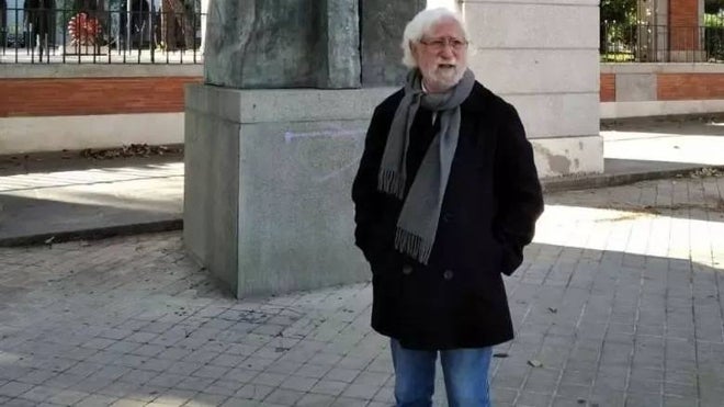 Pepe Noja junto a la estatua de Largo Caballero en Madrid