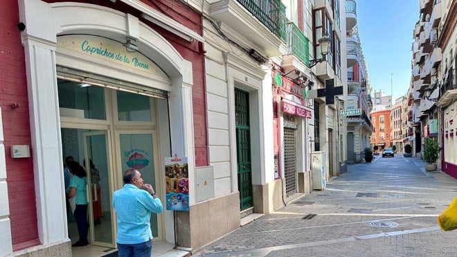 Entrada de la nueva heladería La Ibense en la calle Rascón de Huelva capital