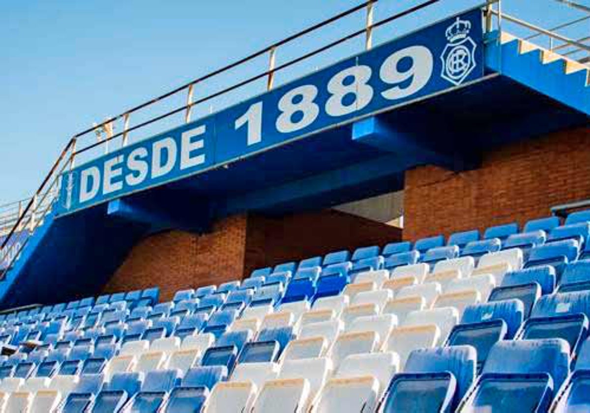 Rótulo en el Nuevo Colombino con la fecha de fundación del club
