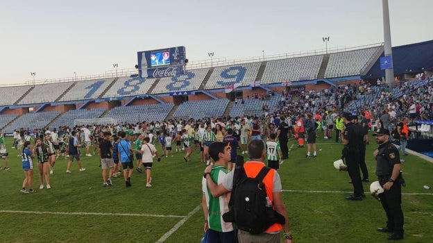 Aficionados béticos invadiendo el césped del Nuevo Colombino